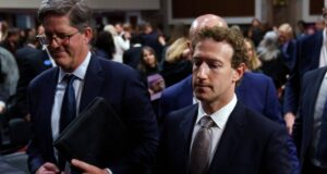 Марк Цукерберг вибачився перед родинами. "Нікому не повинно проходити через це" Марк Цукерберг вибачився перед родинами. "Нікому не повинно проходити через це"