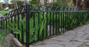 Как выбрать декоративный заборчик для клумб: основные критерии