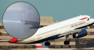 У літак влучила блискавка. У мережі з'явилося фото У літак влучила блискавка. У мережі з'явилося фото