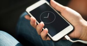 Майже кожен робить цю помилку під час зарядки телефону. Пошкоджує батарею Майже кожен робить цю помилку під час зарядки телефону. Пошкоджує батарею