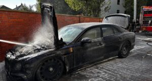 Перед церквою згорів автомобіль. Він коштував 2 мільйони злотих Перед церквою згорів автомобіль. Він коштував 2 мільйони злотих