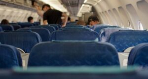 Популярна закуска, знята з літаків. Все через турбулентність Популярна закуска, знята з літаків. Все через турбулентність