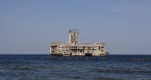 Ви можете побачити його здалеку. Раніше це був найважливіший центр німецької куртки Ви можете побачити його здалеку. Раніше це був найважливіший центр німецької куртки