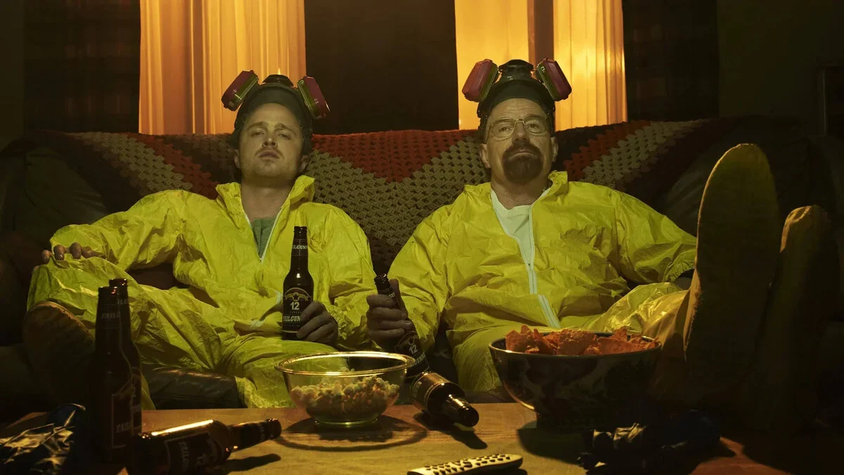 Волтер Вайт і Джессі Пінкман із Breaking Bad у костюмах хімзахисту на дивані