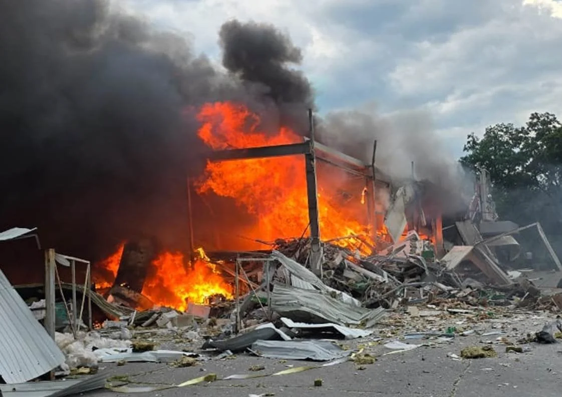 Руїни палаючого супермаркету в Краматорську після удару авіабомбою ФАБ-250