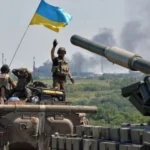Українські військові на танку з прапором під час операцій проти РФ