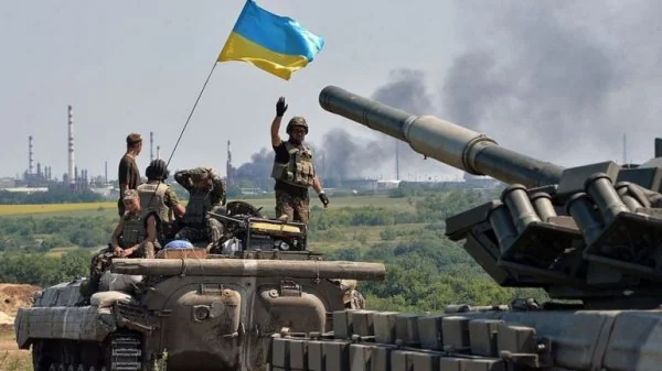 Украинские военные на танке с флагом во время операций против РФ
