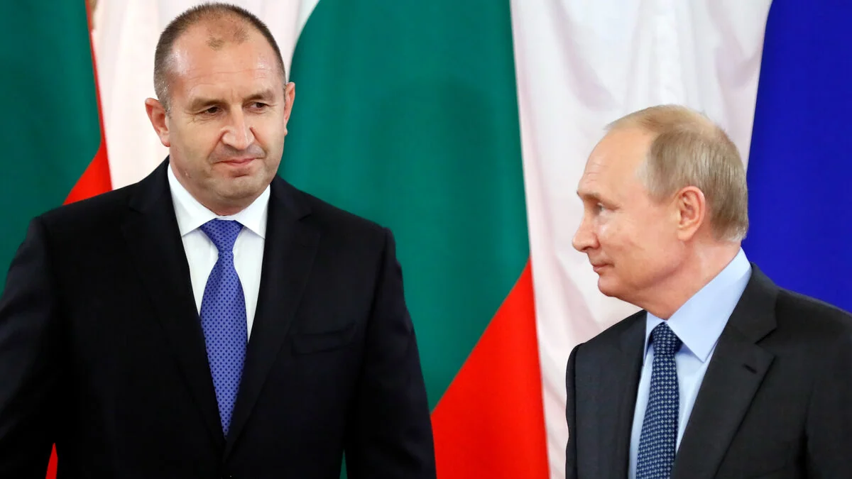 Румен Радев і Володимир Путін на тлі болгарського та російського прапорів