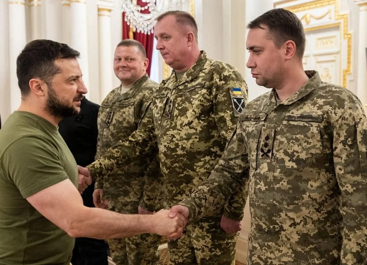 Зеленський вітається з Будановим та військовими під час зустрічі