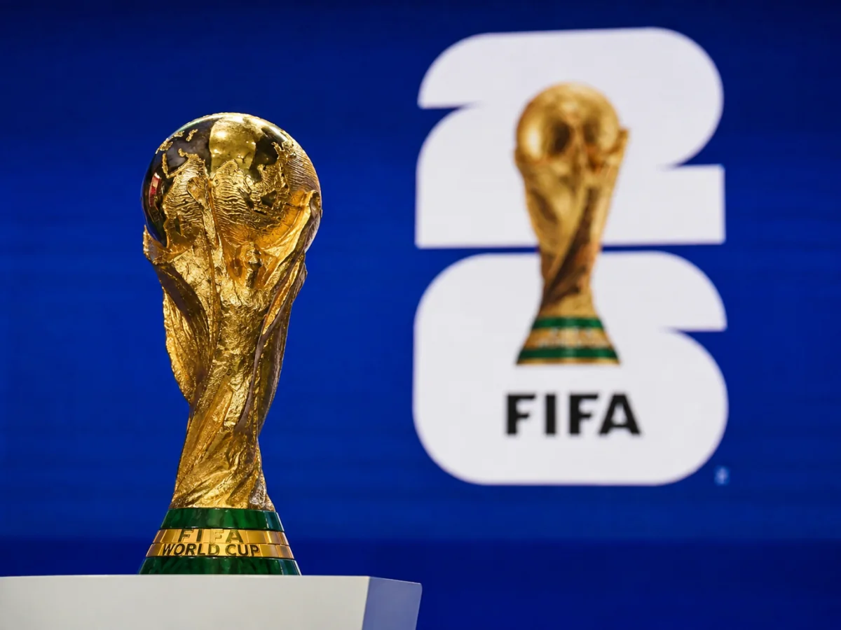 Трофей ЧС-2026 з логотипом FIFA на синьому тлі