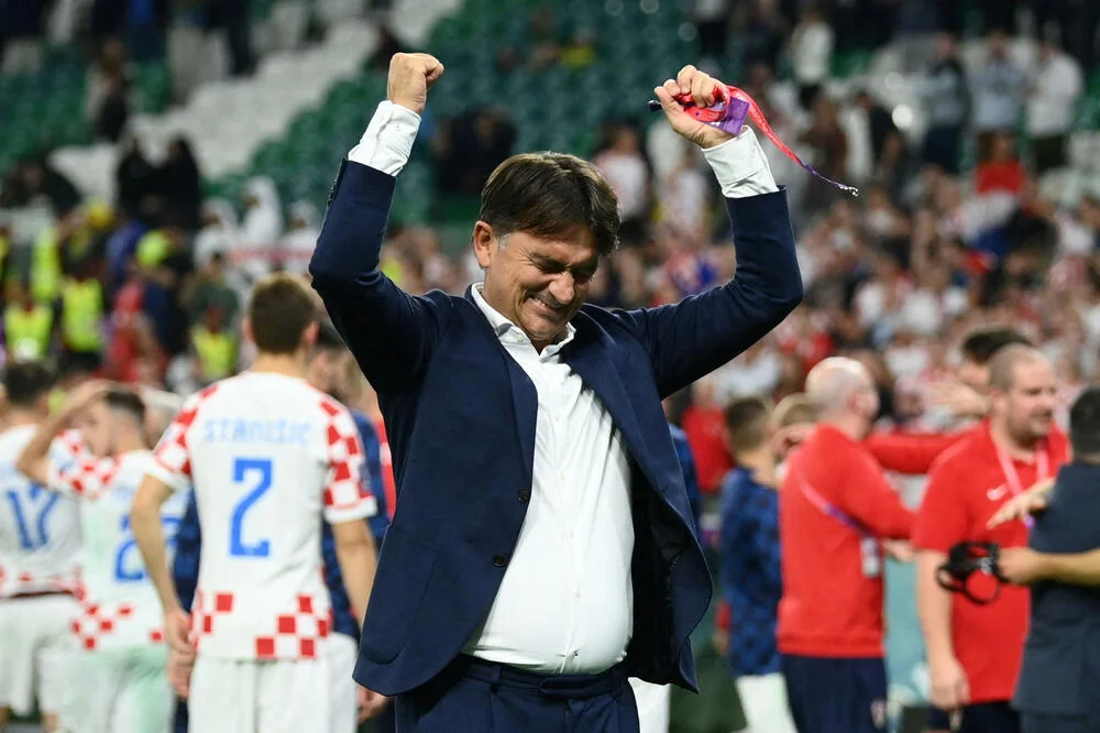 Златко Даліч святкує з нагородою на полі після матчу збірної Хорватії