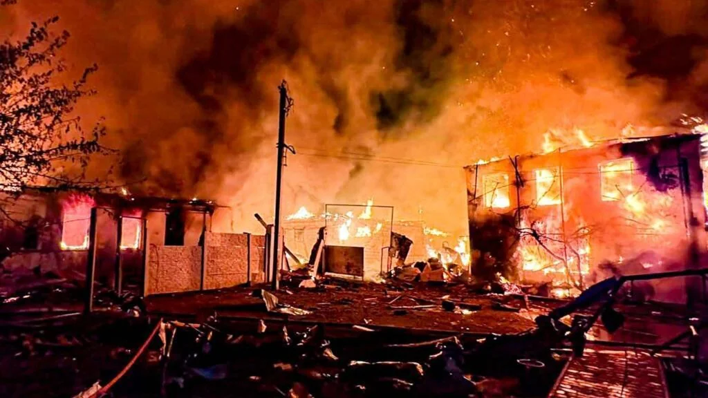 Пожежа в житловому будинку Корюківського району після удару дронів РФ