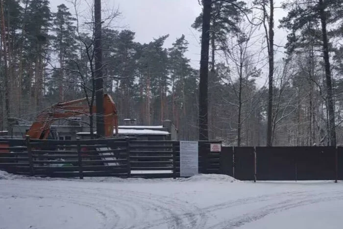 Будівництво тимчасового військового містечка з контейнерів у засніженій Нарві