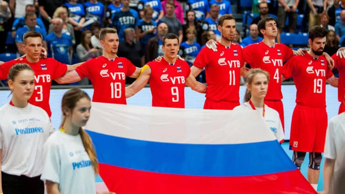 Російська збірна з волейболу тримає прапор після рішення FIVB