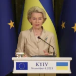 Урсула фон дер Ляєн виступає на подіумі в Києві з прапорами ЄС та України