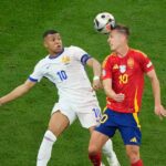 Гравці Франції та Іспанії борються за мяч у півфіналі ЧС-2026