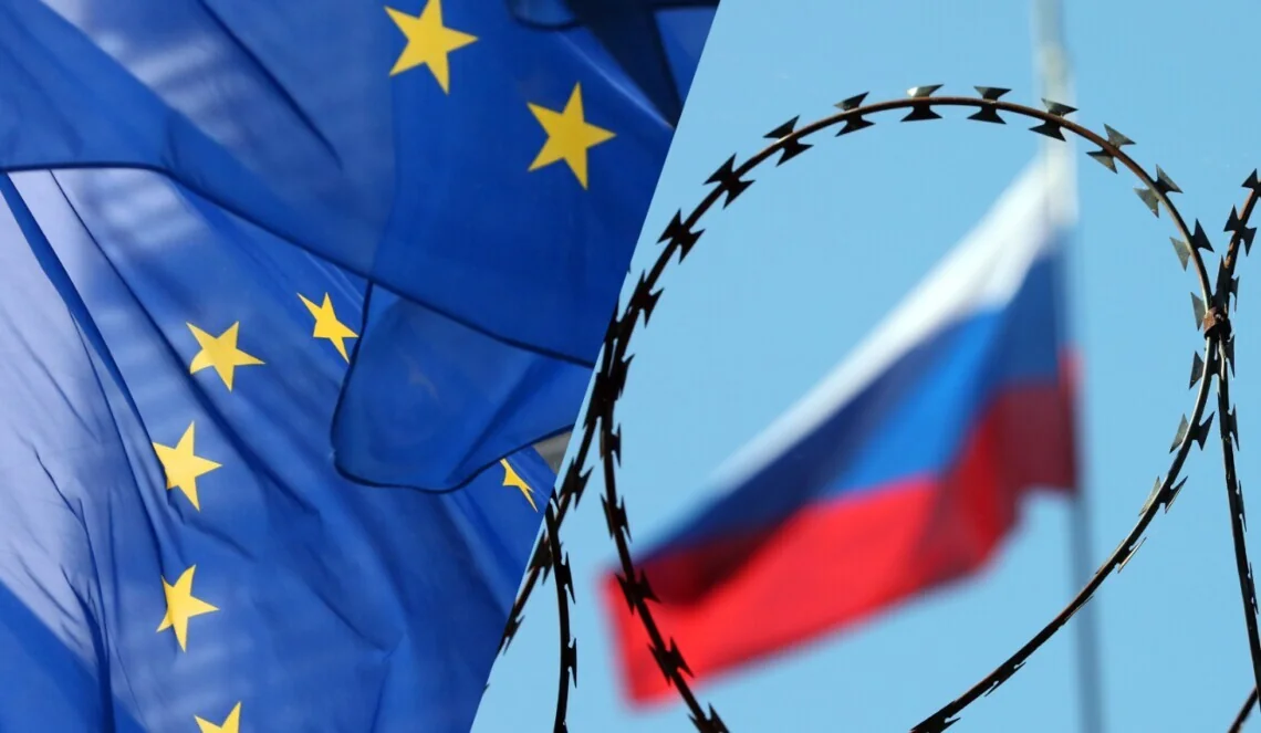 Прапори ЄС та РФ розділені колючим дротом через санкції за удари по Києву