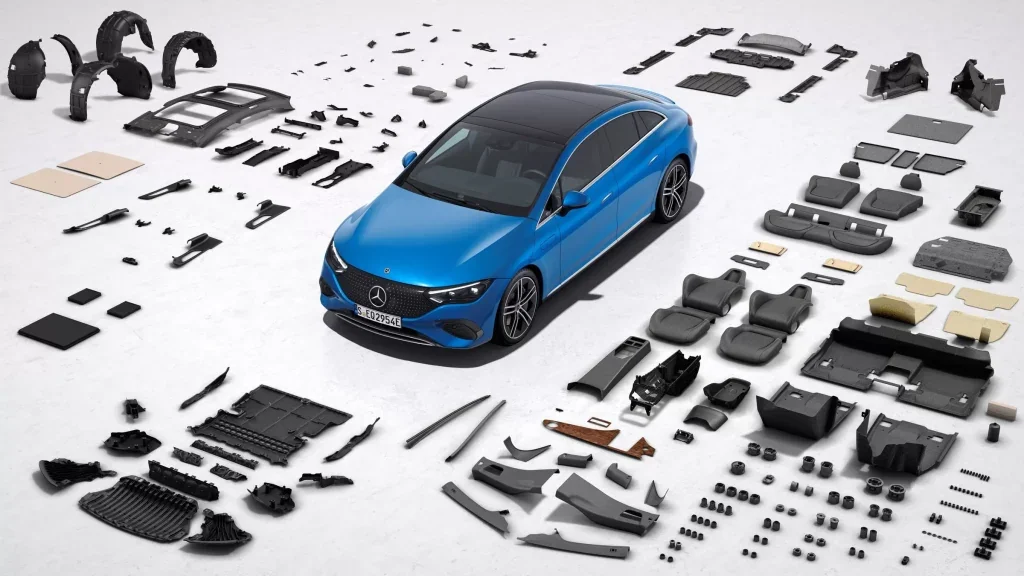 Розібраний Mercedes-Benz з пластиковими деталями для переробки за нормами ЄС