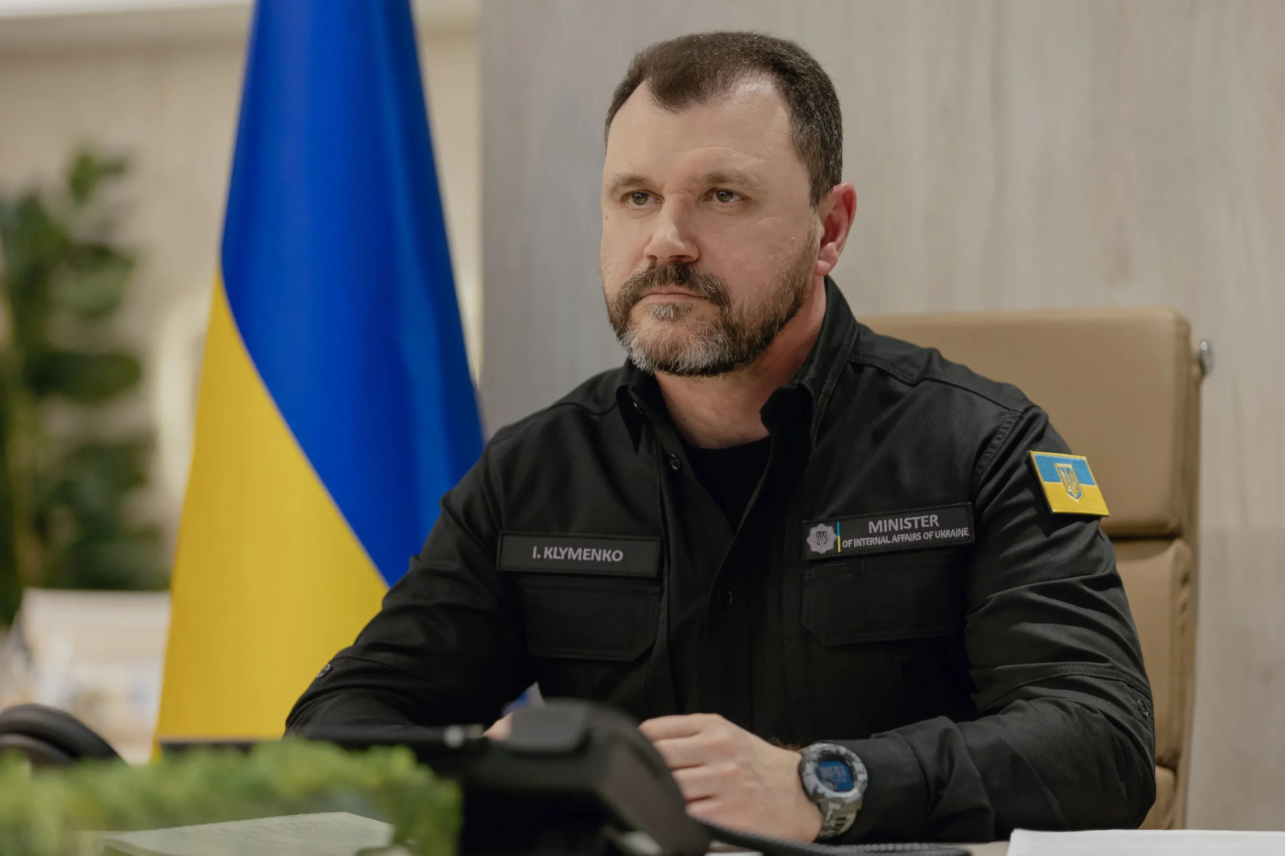 Ігор Клименко кандидат на міністра оборони у формі міністра на тлі прапора України