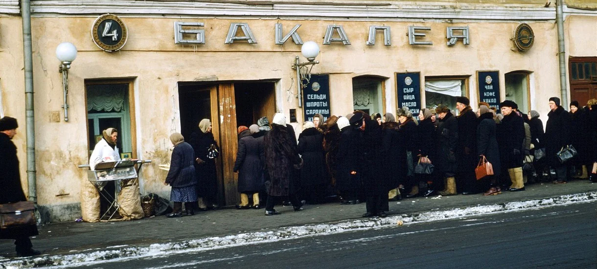 Черга до бакалії взимку як символ економічного колапсу Росії