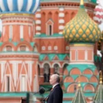 Володимир Путін виступає на тлі Собору Василя Блаженного в Москві