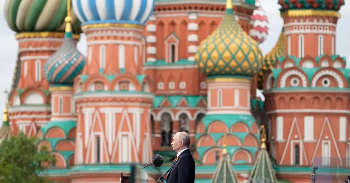 Володимир Путін виступає на тлі Собору Василя Блаженного в Москві