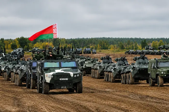 Белорусская колонна бронетехники с государственным флагом на учениях