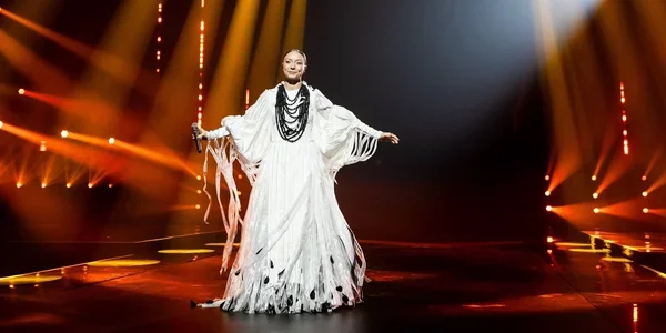 LELÉKA на сцені Євробачення в білій сукні виконує пісню Zori