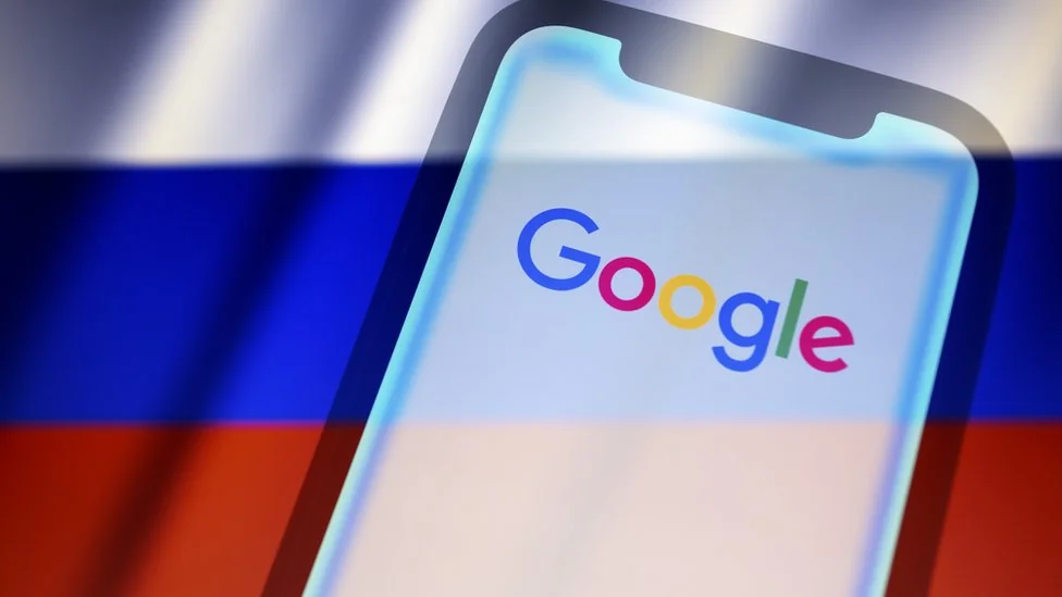 Смартфон с логотипом Google на фоне флага России во время сбоев