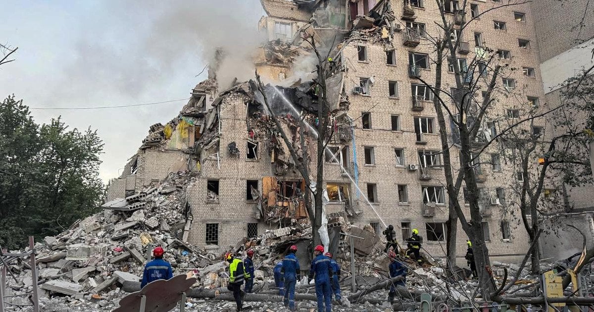 Рятувальники гасять пожежу в зруйнованій багатоповерхівці Києва після атаки 2 липня