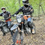Мотоциклісти на KTM у лісі на бездоріжжі поза дорогами