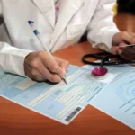 Лікар оформлює е-лікарняний пацієнту в медичному закладі