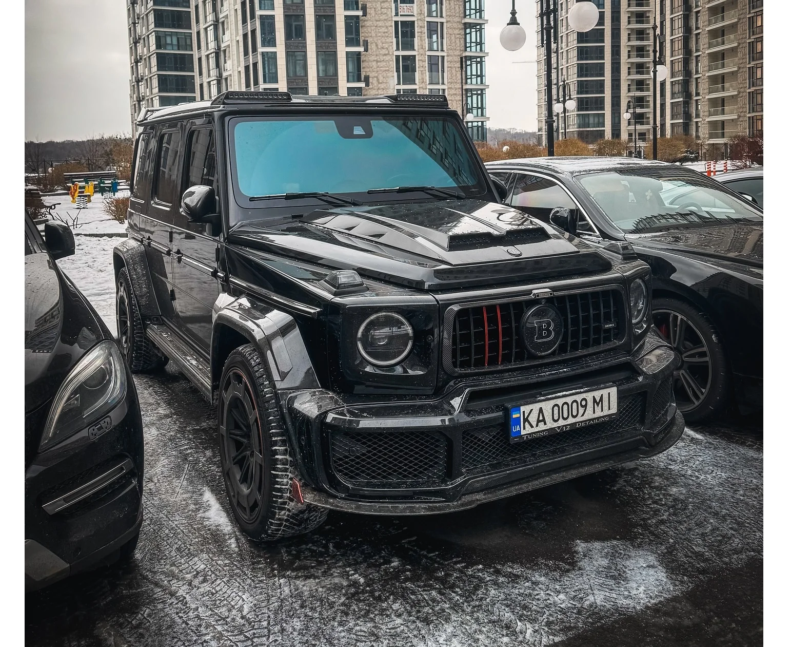 Броньований Mercedes-AMG G 63 G Manufaktur на парковці в Україні