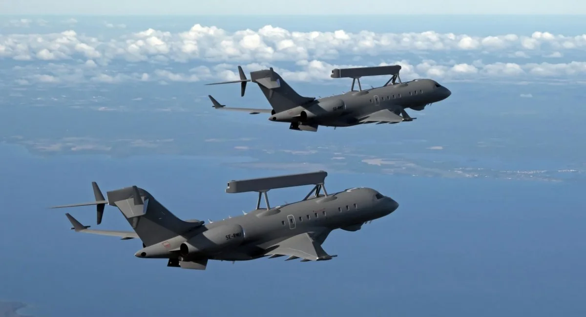 Два літаки Saab GlobalEye НАТО у польоті над морем
