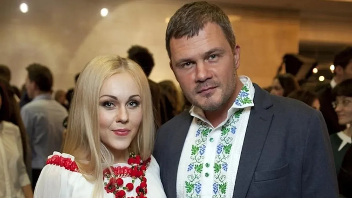 Олена Тополя з Тарасом Тополею у вишиванках на заході