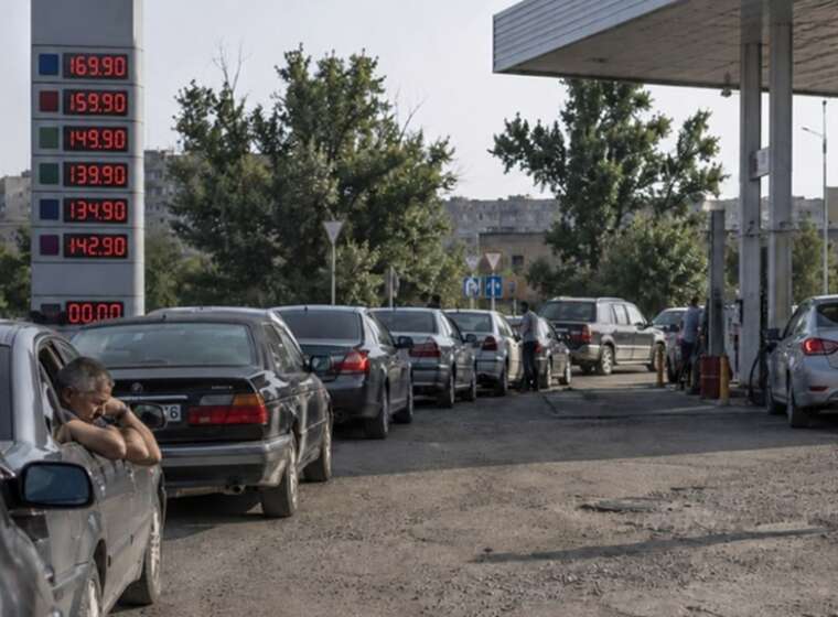 Очередь автомобилей на заправке в Казахстане из-за топливного кризиса