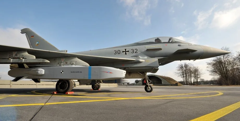 Німецький Eurofighter з крилатою ракетою Taurus на аеродромі