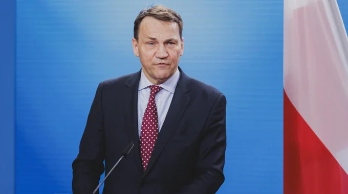 Радослав Сікорський попереджає про провокації Росії на тлі прапора Польщі
