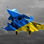 Винищувач Rafale у синьо-жовтих кольорах прапора України в небі