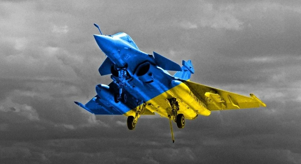 Винищувач Rafale у синьо-жовтих кольорах прапора України в небі