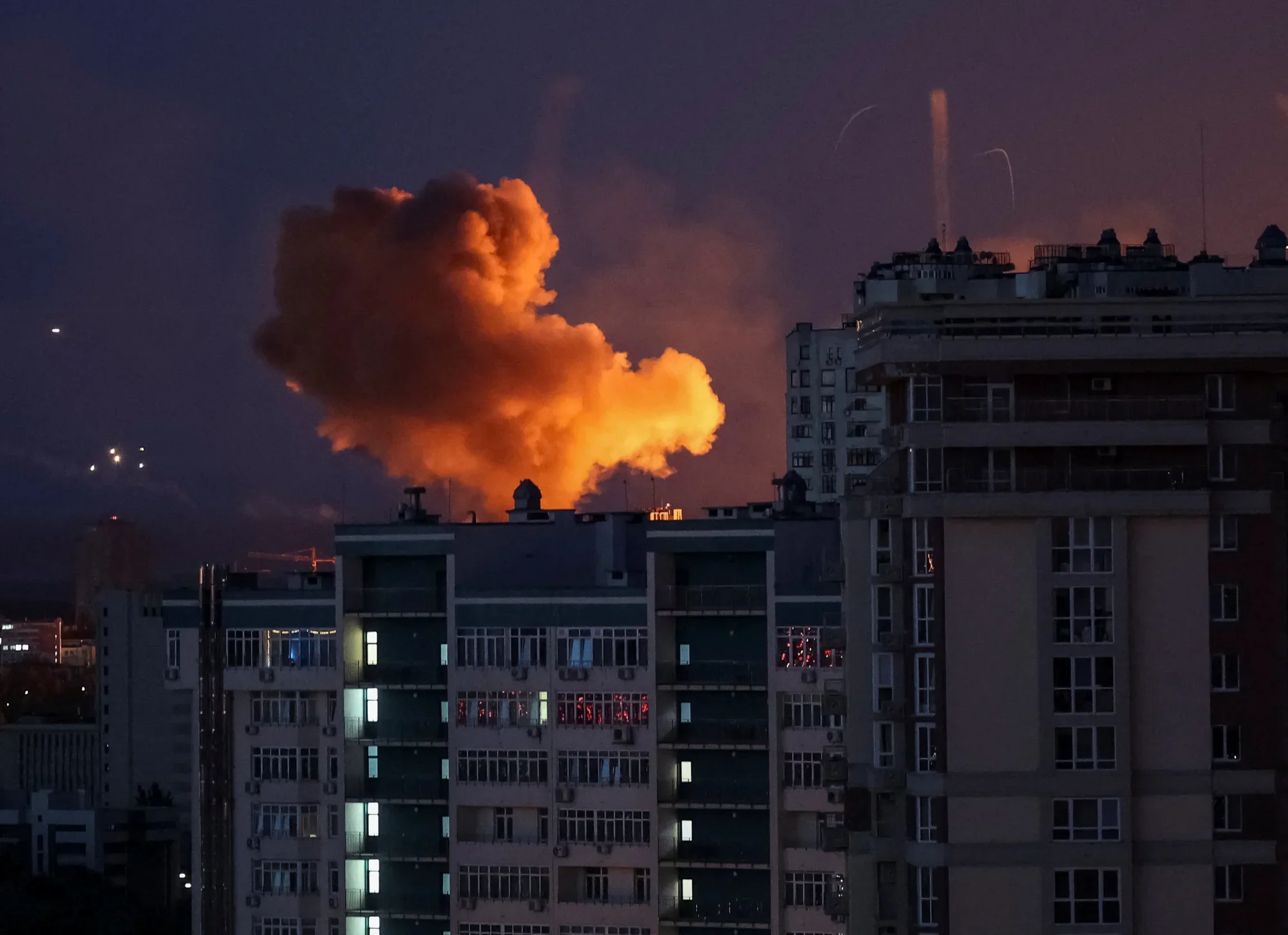 Вибух реактивного дрона над багатоповерхівками Києва вночі