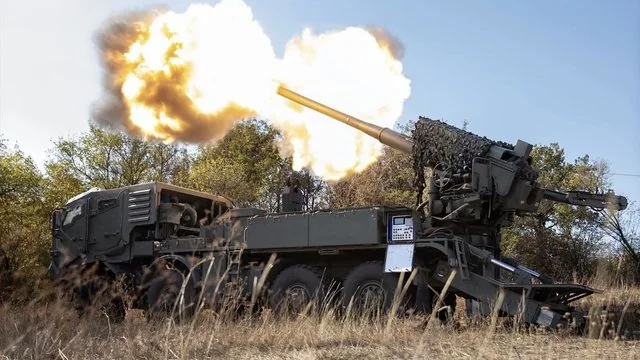 Українська самохідна гаубиця Сил оборони веде вогонь по ворожих цілях