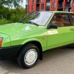 Рідкісний зелений ВАЗ-2108 1985 року на парковці у Львові