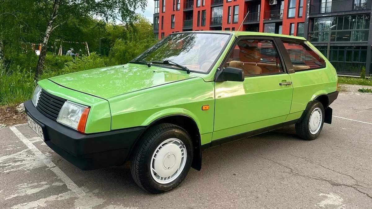 Рідкісний зелений ВАЗ-2108 1985 року на парковці у Львові