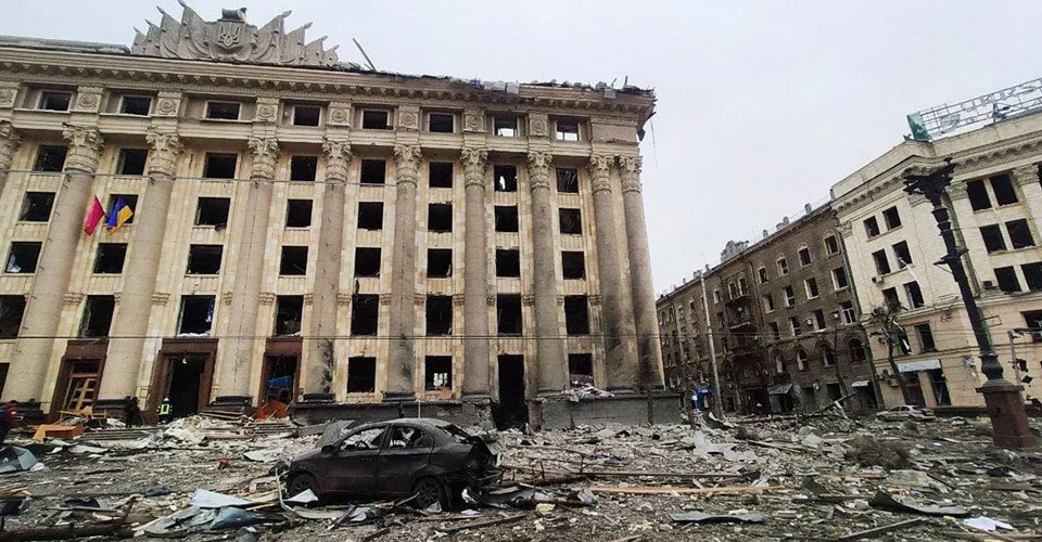 Повреждённое здание и сгоревший автомобиль в Харькове после удара РФ