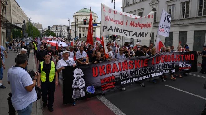 Польська демонстрація з банерами про Волинську трагедію та злочини УПА