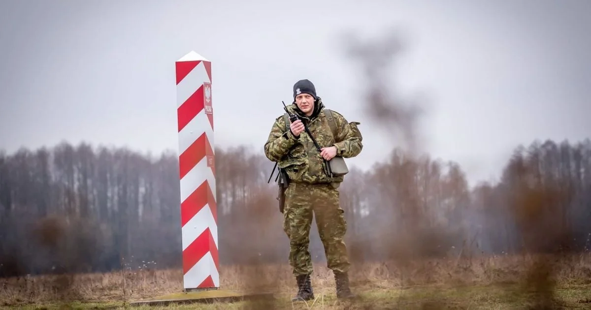Польский пограничник у столба на границе под угрозой провокаций России