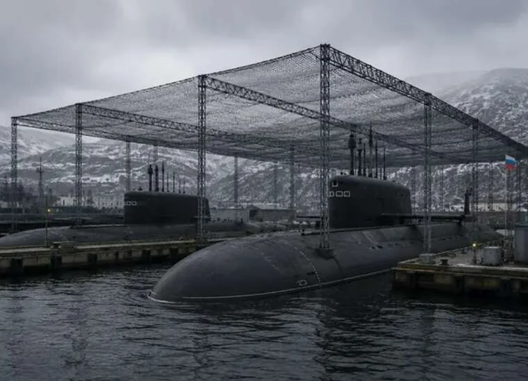 Російські підводні човни KILO під захисними каркасами «мангал» у порту