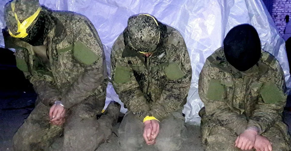 Полонені російські військові зі звязаними руками на Лиманському напрямку