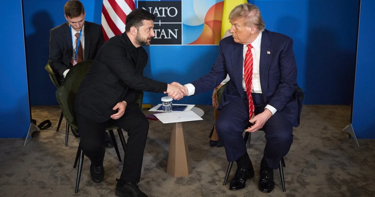 Зеленський і Трамп тиснуть руки на саміті НАТО